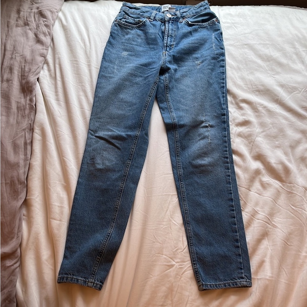 Straight. Light-wash. Comfortable and everyday wear.